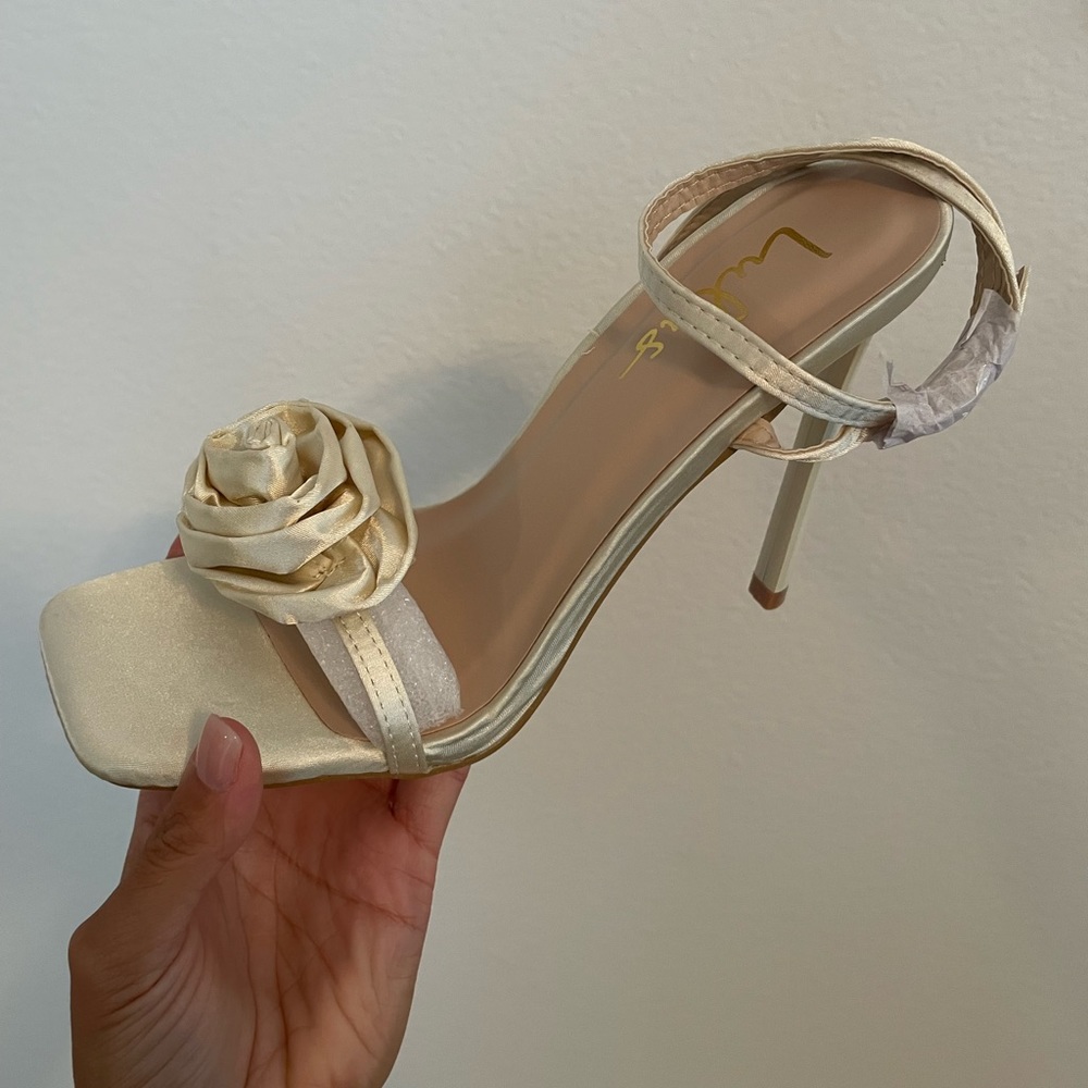 NEW ivory Floral Heels🌾